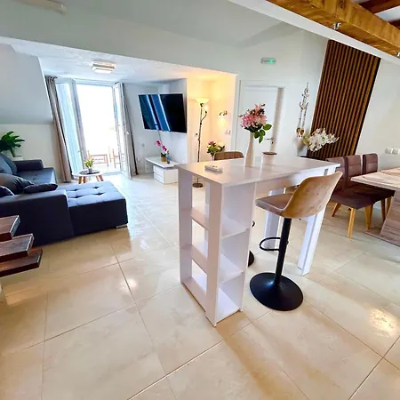Anchor Apartment *