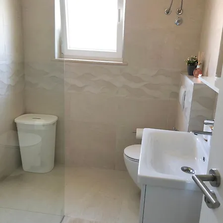 Anchor Apartment *