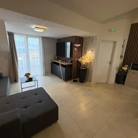 Anchor Apartment *